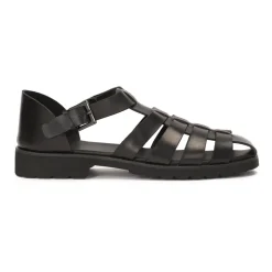 Sandalias negras para hombres con tacón cubierto y un dedo del pie.Este producto es de talla grande.
