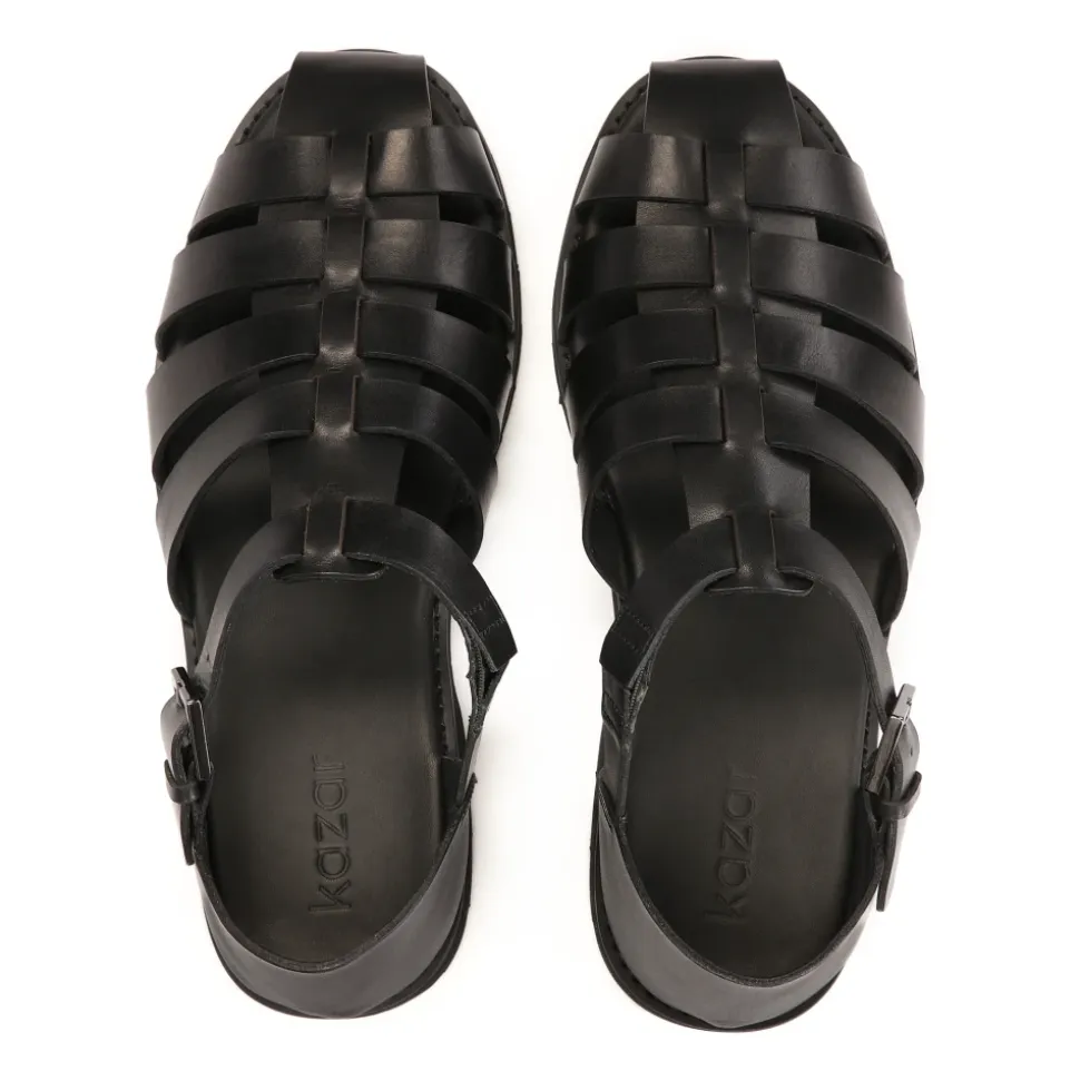 Sandalias negras para hombres con tacón cubierto y un dedo del pie.Este producto es de talla grande.