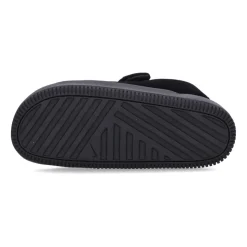 Sandalias negras planas con cierre de velcro