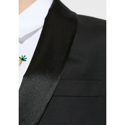 Traje con una Abertura