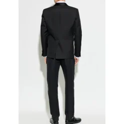 Traje con una Abertura