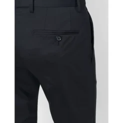 Traje de lana azul marino de corte ajustado