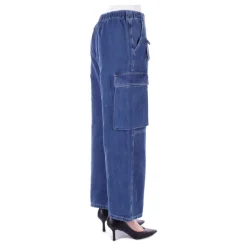 Vaqueros azules con cremallera y bolsillos