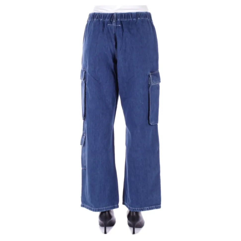 Vaqueros azules con cremallera y bolsillos