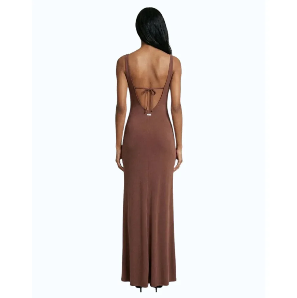 Vestido Largo con Escote en V Profundo y Detalles de Joyas