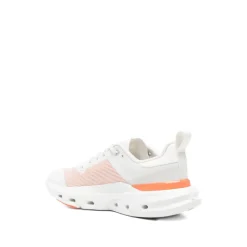 Zapatillas Blancas con Detalle del Logotipo