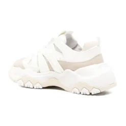 Zapatillas con paneles troquelados