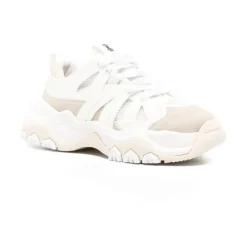 Zapatillas con paneles troquelados