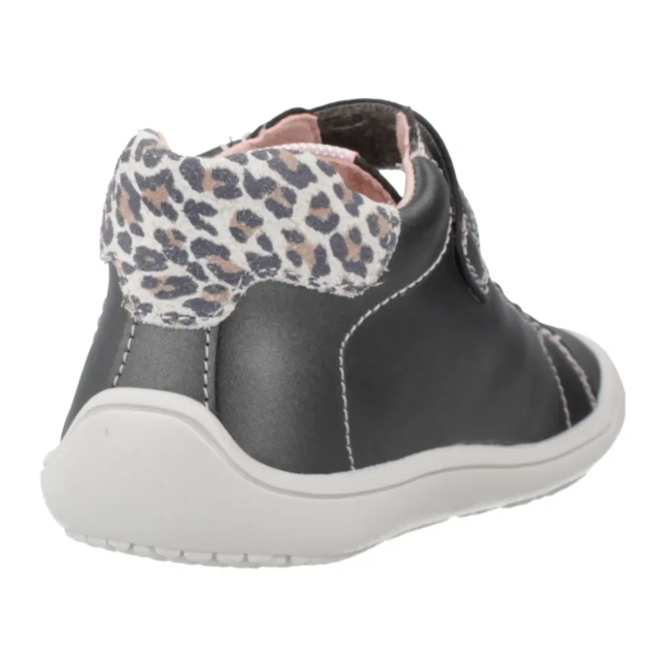Zapatillas con velcro para niños activos