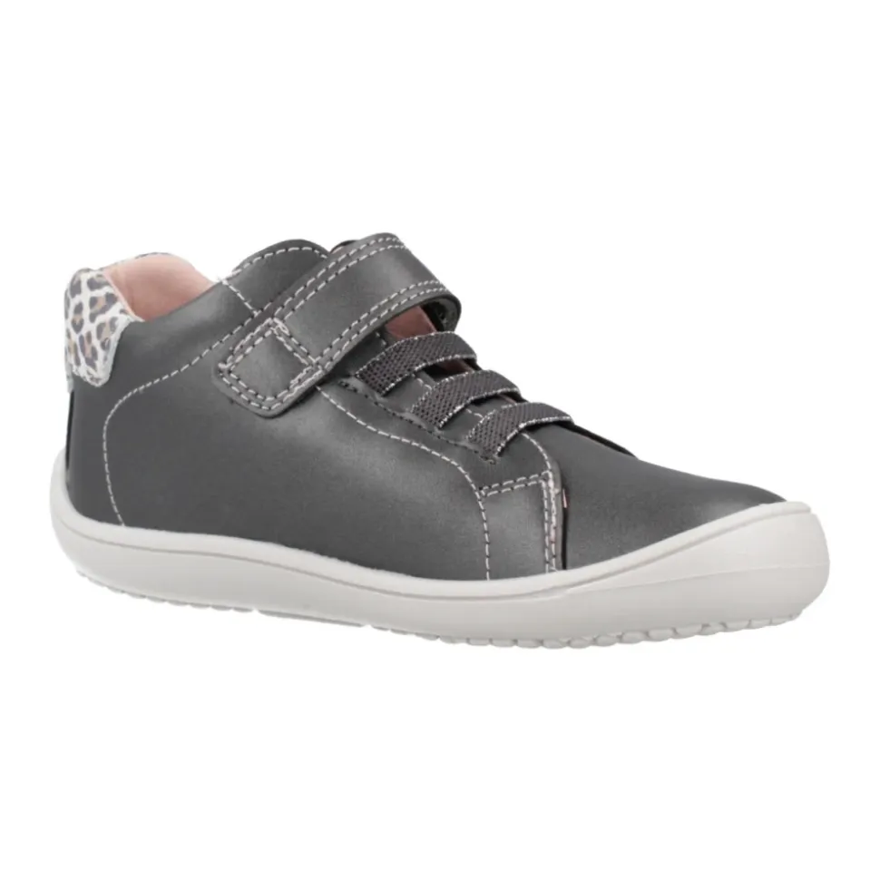 Zapatillas con velcro para niños activos
