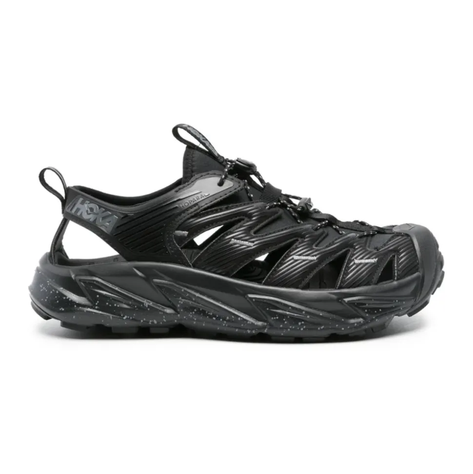 Zapatillas negras ligeras con diseño recortado