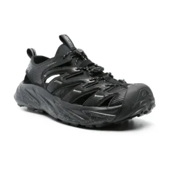 Zapatillas negras ligeras con diseño recortado