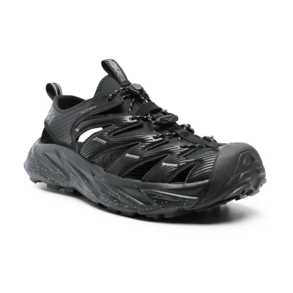 Zapatillas negras ligeras con diseño recortado