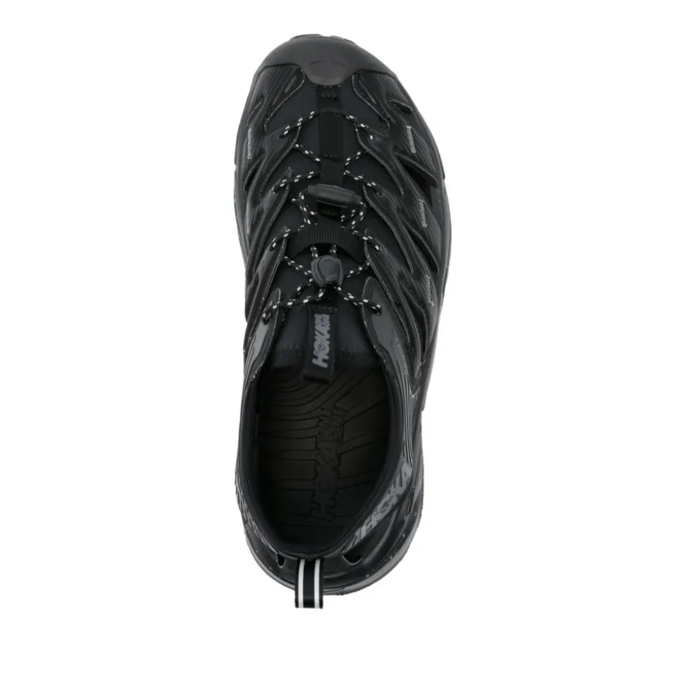 Zapatillas negras ligeras con diseño recortado