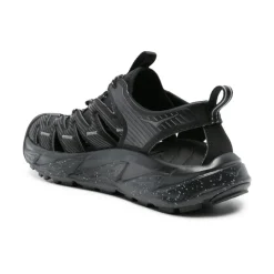 Zapatillas negras ligeras con diseño recortado