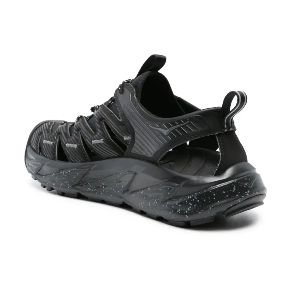Zapatillas negras ligeras con diseño recortado