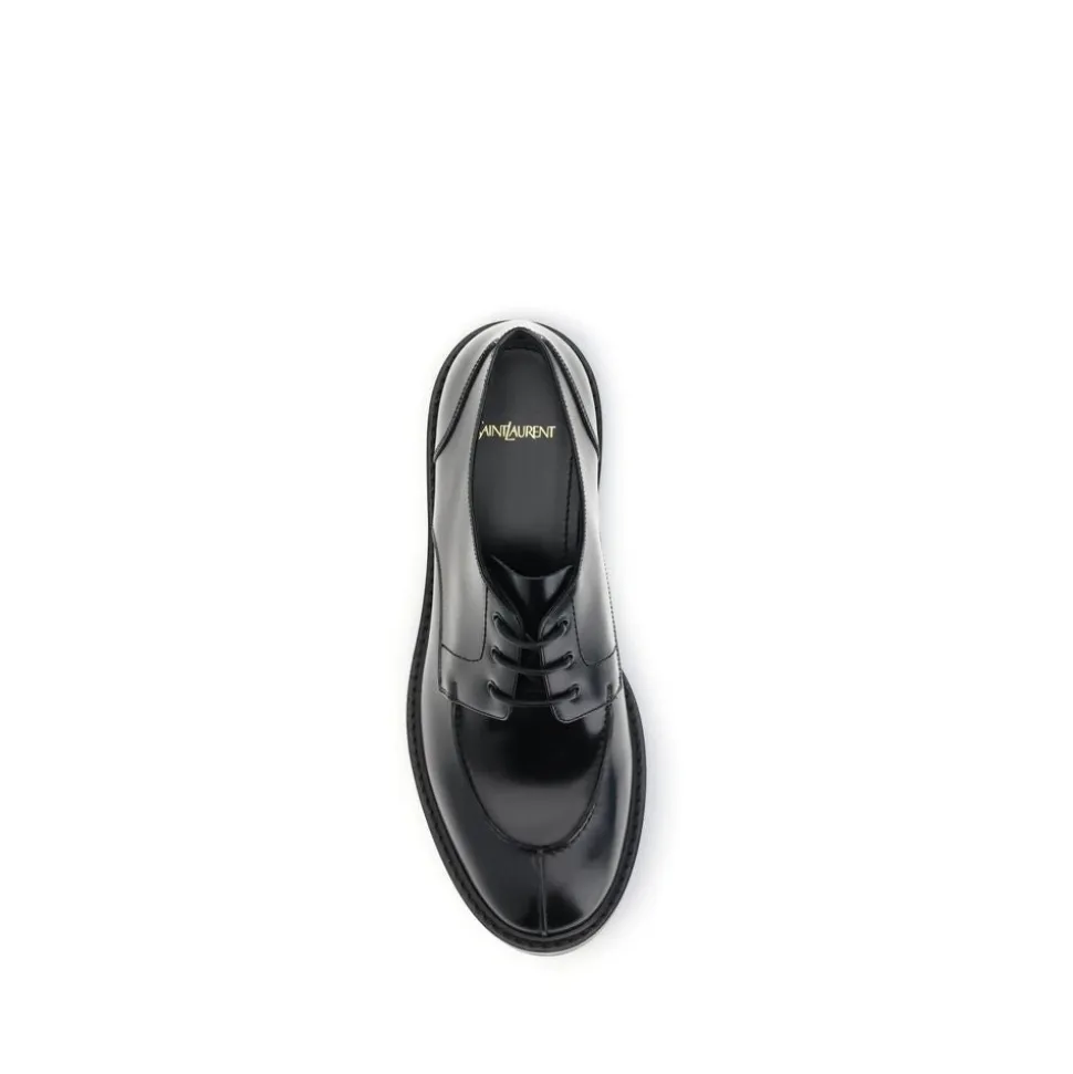 Zapatos de cordones de cuero con un toque contemporáneo