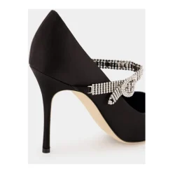 Zapatos de tacón de satén negro con correa de cristal