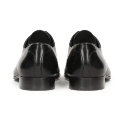 Zapatos negros con cordones para hombre.Este producto tallaje pequeño.