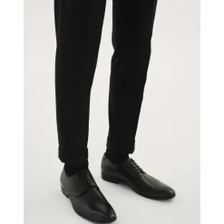 Zapatos negros con cordones para hombre.Este producto tallaje pequeño.