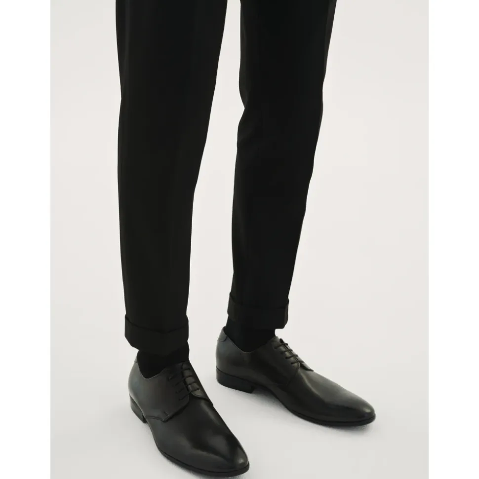 Zapatos negros con cordones para hombre.Este producto tallaje pequeño.
