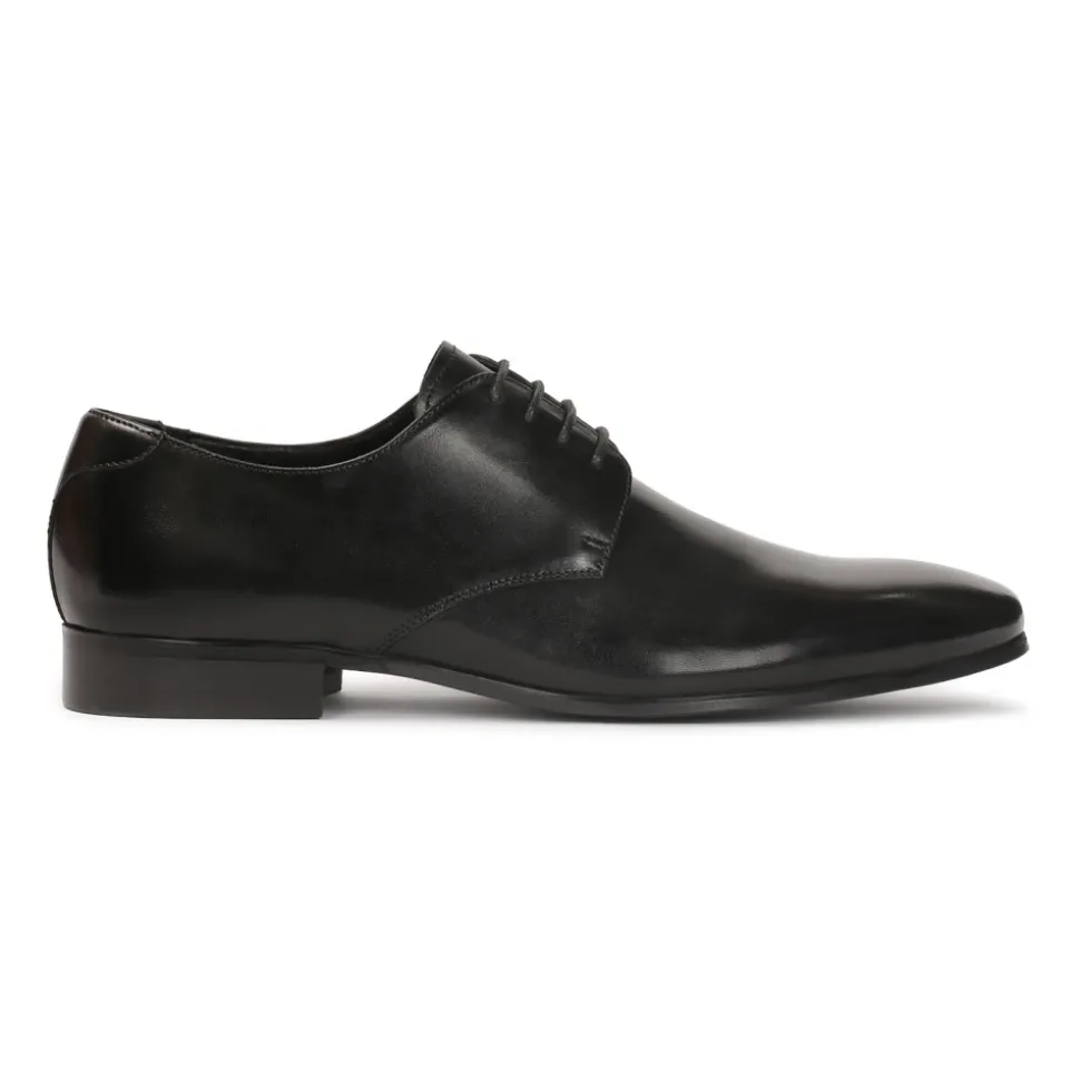 Zapatos negros con cordones para hombre.Este producto tallaje pequeño.