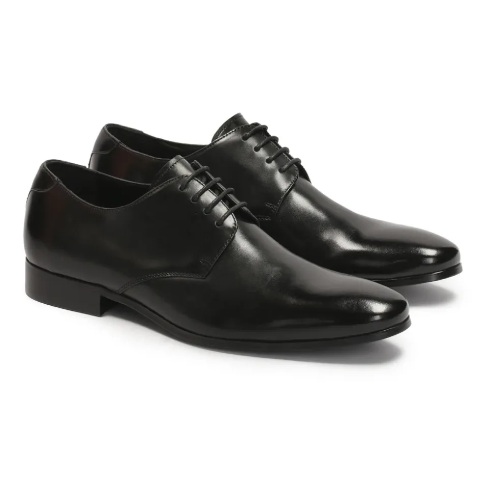 Zapatos negros con cordones para hombre.Este producto tallaje pequeño.
