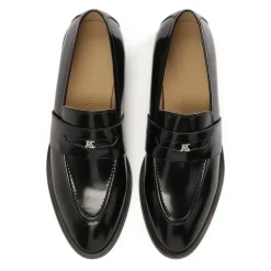Zapatos negros de cuero sin cordones