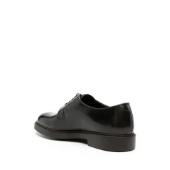 Zapatos planos de cuero negro con cordones