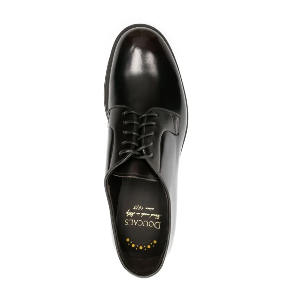 Zapatos planos de cuero negro con cordones