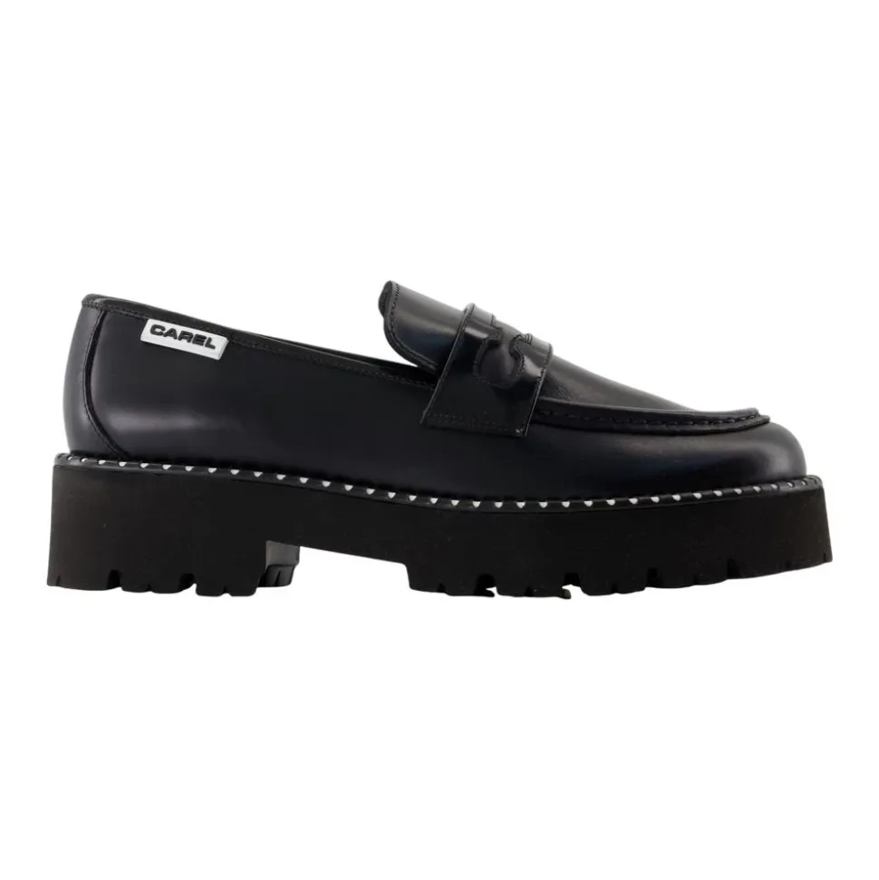 Zapatos Planos de Cuero Negro con Detalles de Latón