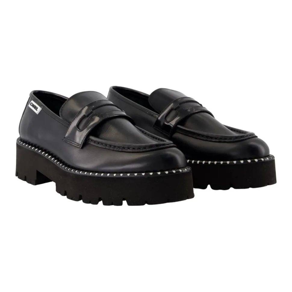 Zapatos Planos de Cuero Negro con Detalles de Latón