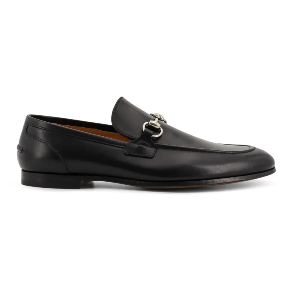 Zapatos planos negros con icónico horsebit