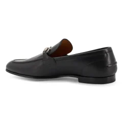 Zapatos planos negros con icónico horsebit