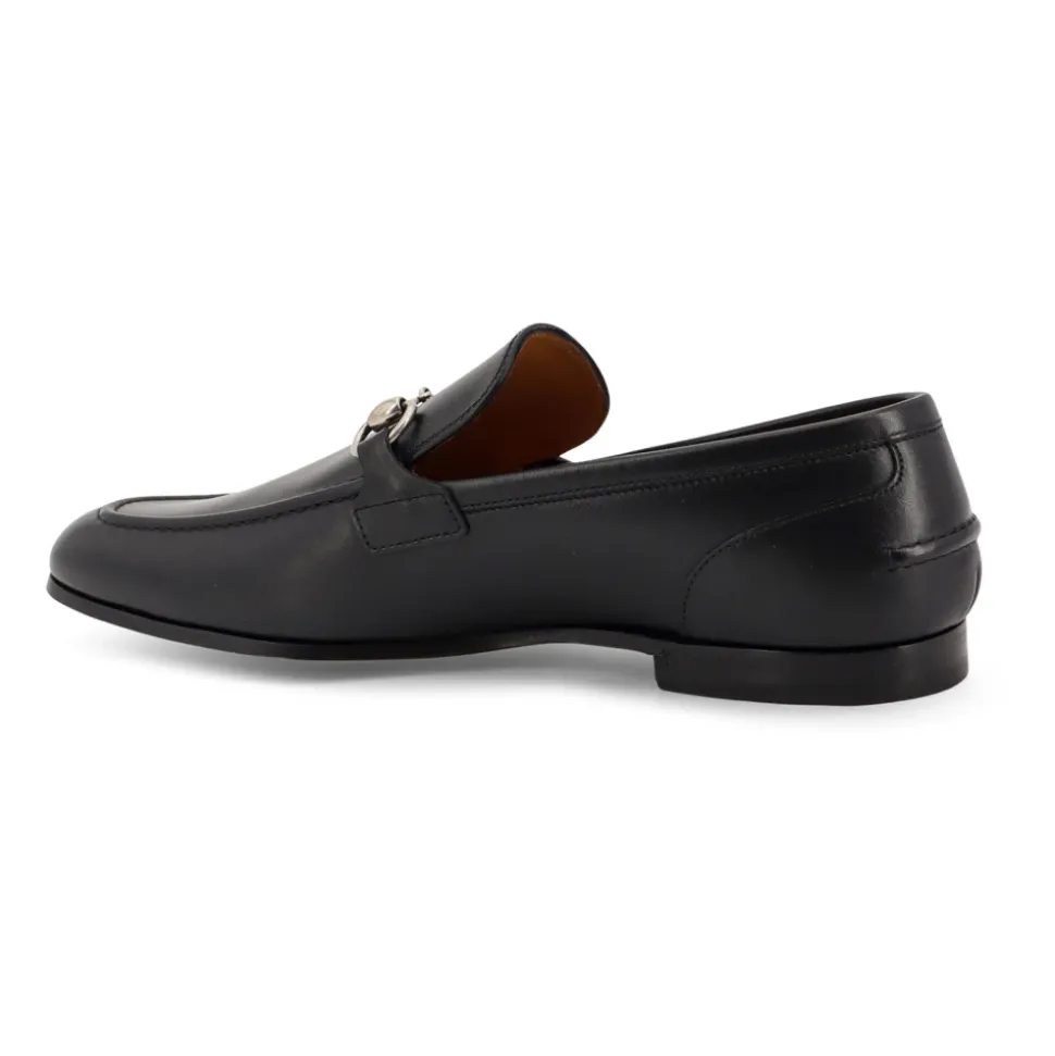 Zapatos planos negros con icónico horsebit