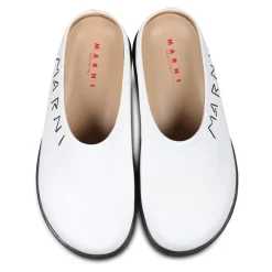 Zuecos de cuero con suela negra