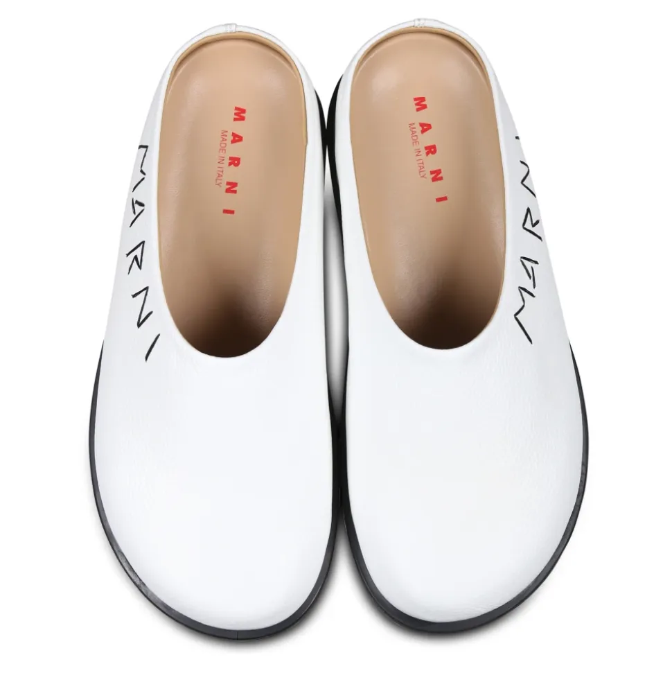 Zuecos de cuero con suela negra