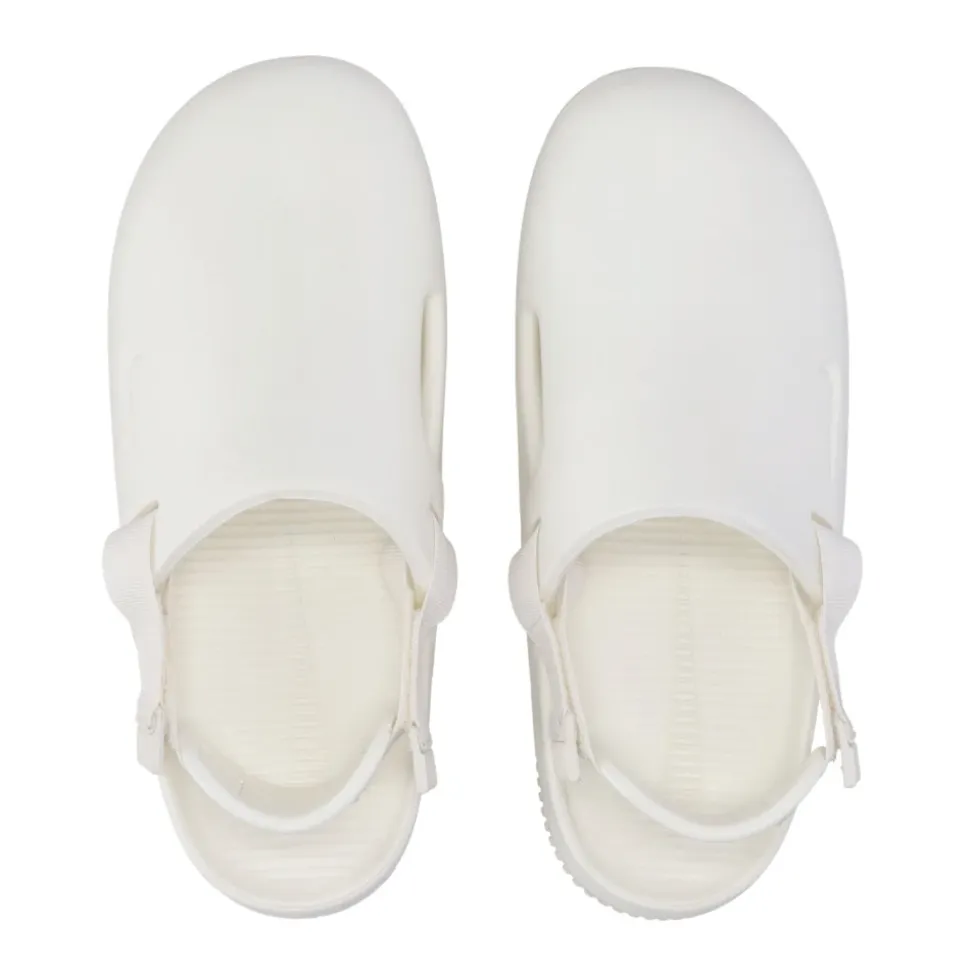 Zuecos de espuma con diseño contorneado