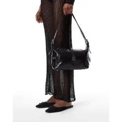 Zuecos negros para mujeres con los dedos cubiertos